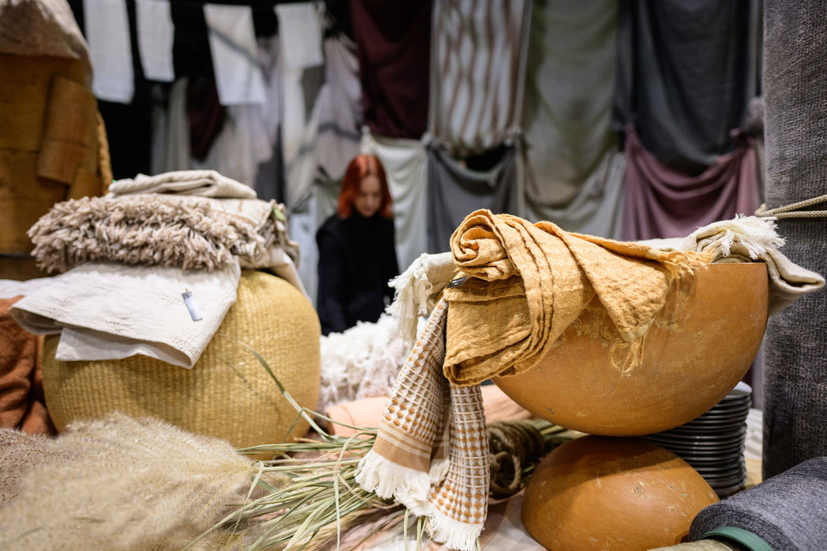 Natürliche Materialien sind auf der Heimtextil 2025 zu sehen