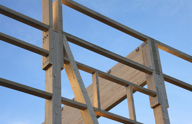 Die Wände der Halle 2 errichteten die Zimmerer in Holzständerbauweise. Zur Verschraubung der Holzstreben in den Wandelementen setzten die Handwerker auf Tellerkopfschrauben des Typs HECO-TOPIX-plus 8,0 x 200.