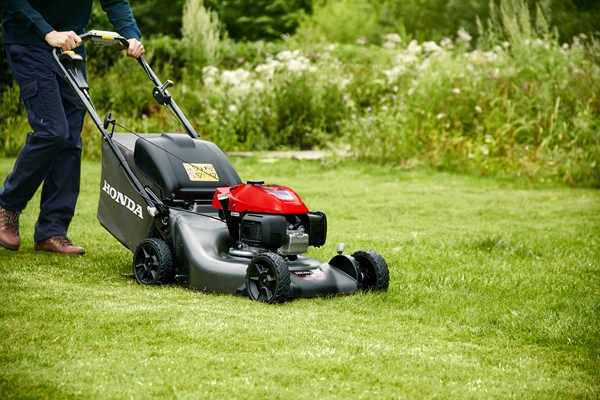 Dank der Honda-Technologie Smart Drive® können Anwender die Vortriebsgeschwindigkeit ihres Mähers während der Fahrt stufenlos an die jeweiligen Mähbedingungen anpassen.