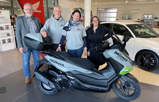 Übergabe des Forza 125 an die Gewinner der Test the Best-Aktion, die Firma Nick Dingler aus Schwendi.
