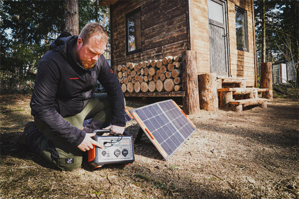 Der Jackery Solargenerator ist ein Solar Bundle, das eine tragbare Explorer Powerstation mit einem SolarSaga Solarpanel kombiniert.