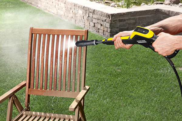 Nicht nur für große Flächen geeignet: Mit dem Hochdruckreiniger werden auch verschmutzte Gartenmöbel schnell wieder sauber.