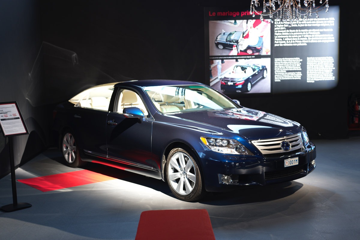 Der LEXUS LS 600h Hybrid, Landaulet, 2011 Motor: V8, 5.000 CC Leistung: 440 PS Hybrid Höchstgeschwindigkeit: 250 km/h Dieses Auto ist einzigartig für einen einzigartigen Zweck: die Hochzeit von S.D. Fürst Albert II. mit Charlène Wittstock am Samstag, den 2. Juli 2011. Es wurde in Belgien speziell umgebaut, von einer Verstärkung des Fahrgestells bis hin zu einer Karosserie mit einem Monoblock-Dach aus Polycarbonat.