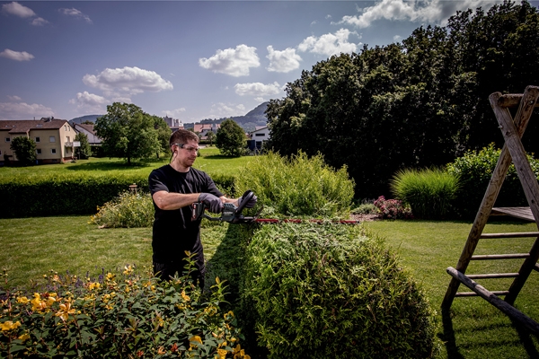Für mühelose Form- und Trimmschnitte von Hecken, Büschen oder Sträuchern hat Metabo jetzt die besonders leichten und perfekt ausbalancierten 18-Volt-Akku-Heckenscheren im Programm. Foto: Metabo