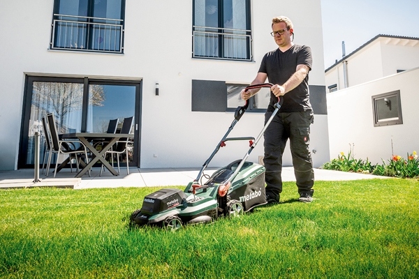 Zwei in eins: Der neue leichte und kompakte Akku-Rasenmäher RM 36-18 LTX BL 36 mäht und mulcht auf Grundstücken mit einer Fläche von bis zu 350 Quadratmetern – das ist ideal für Gartenflächen von Einfamilienhäusern. Foto: Metabo