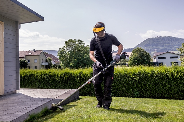 Der neue 18-Volt-Akku-Rasentrimmer RTD 18 LTX BL 30 ist mit 30 Zentimetern Schnittkreis ideal für Mäh-, Trimm- und Ausputzarbeiten. Der Trimmer ist besonders leicht und kompakt. Foto: Metabo