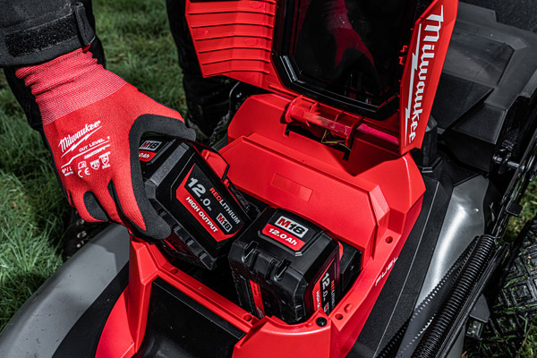 Mit zwei 12 Ah-Akkus von der Milwaukee M18-Plattform kommt der Mäher auf eine Reichweite von 2000 m².