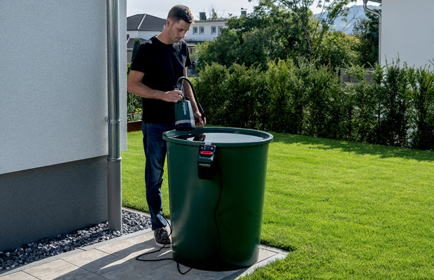 Die Akku-Wasserpumpe ist geeignet für eine Vielzahl von Behältern dank schlanker Bauform (Ø 142 mm) und langem Kabel zur Akkubox.