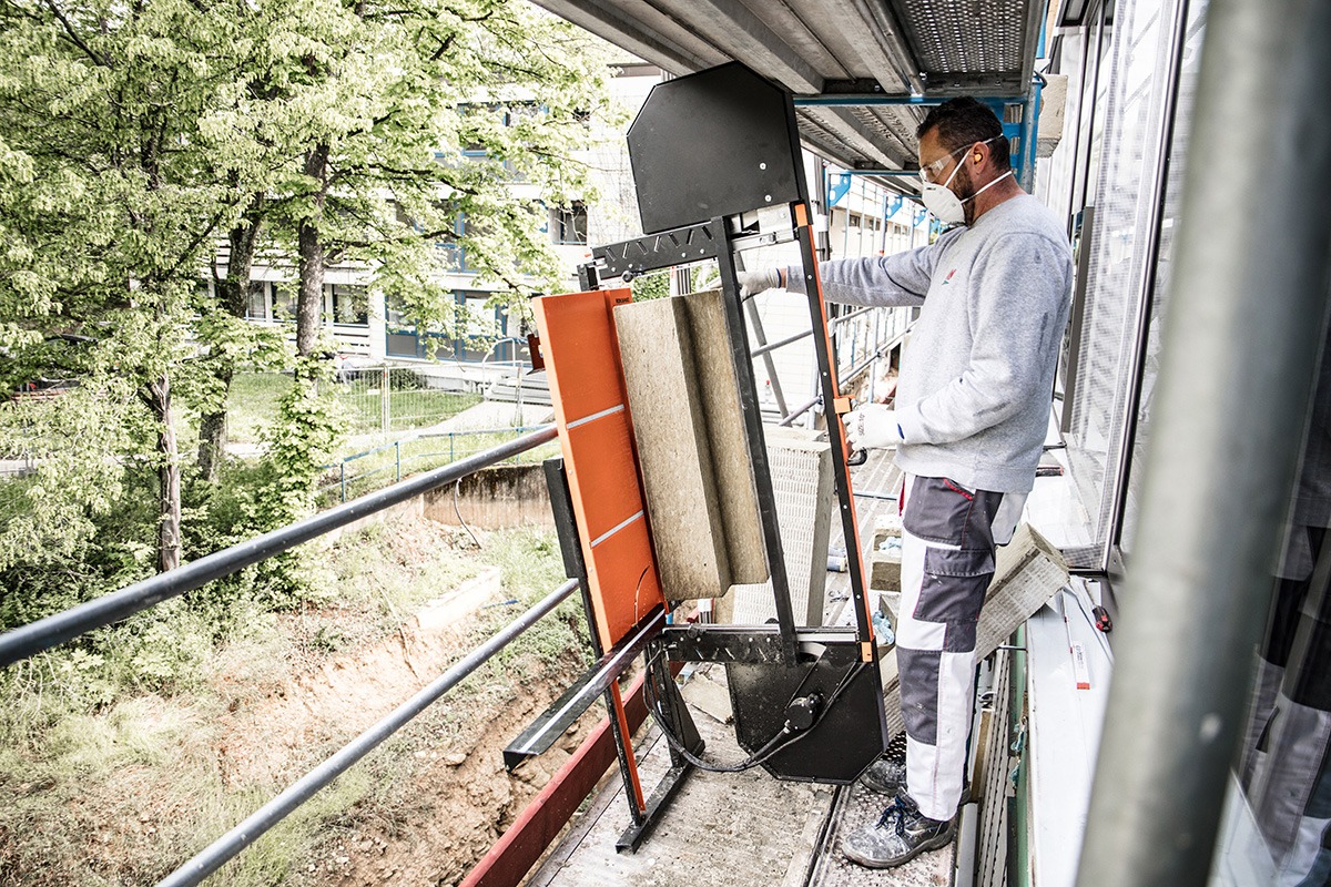 Ideal für flexibles Arbeiten auf dem Gerüst und anderswo - das akkubetriebene Schneidgerät Tigris