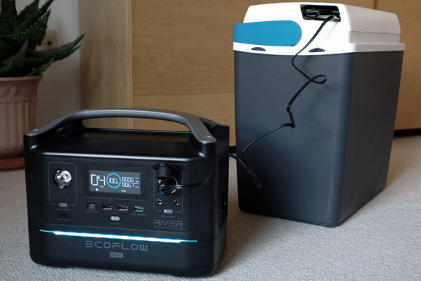 Mit der River Max lassen sich elektrische Geräte mit Strom versorgen, die maximal 600 Watt Leistung haben. Kühlboxen, Smartphones oder Notebooks mit der Powerstation zu betreiben ist also überhaupt kein Problem