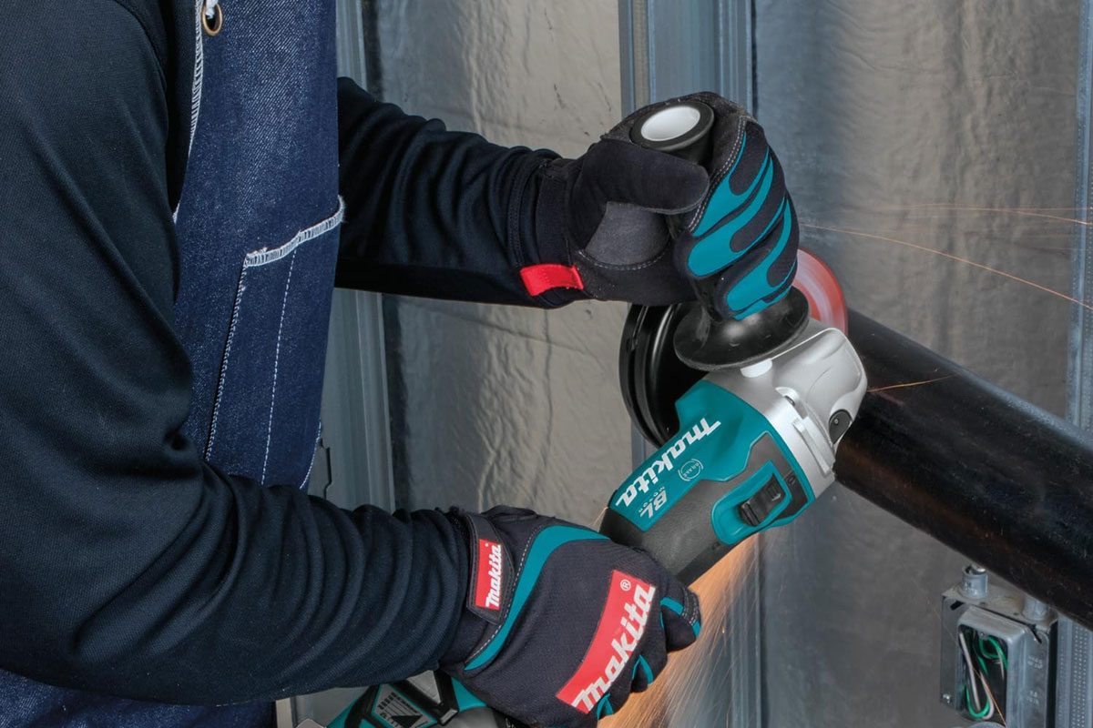 Trennschutzhaube beim Makita Winkelschleifer im Einsatz.