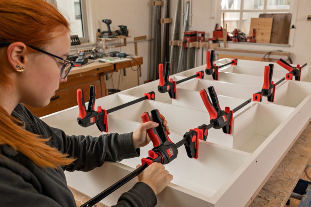 BESSEY erweitert sein Einhandzwingensortiment um eine weitere Innovation.
