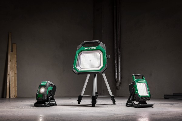 Die neuen 18V-Akku-Baustellenstrahler UB18DC/DB/DD von HiKOKI lassen sich auf verschiedene Helligkeitsstufen – von 2.000 bis zu 10.000 Lumen – einstellen.
