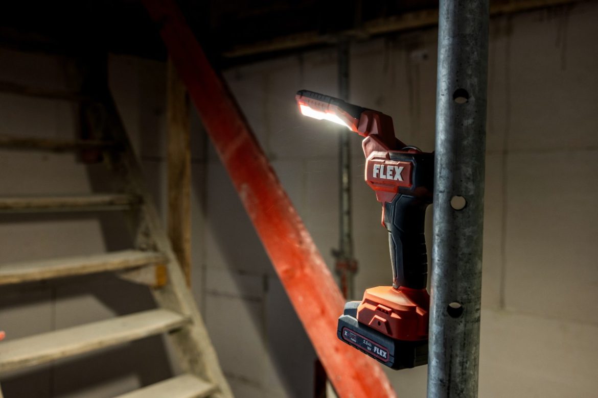 Starke Magnete sorgen für sicheren Halt an Eisenmetall und halten die Arbeitsleuchte WL 1000 18.0 sicher in Position.