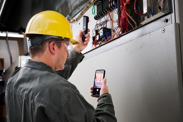 Die Flir One Edge Pro lässt sich in bis zu 30 Meter Entfernung vom Mobilgerät betreiben.