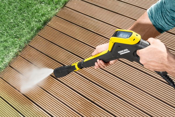 Arbeiten im Herbst: Wird die Terrasse vor dem Winter noch einmal gründlich gereinigt, ist sie im Frühjahr schneller wieder sauber.