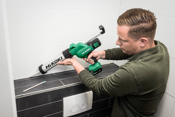 Die Akku-Kartuschenpresse AC18DA ergänzt das umfassende HiKOKI-Portfolio und verarbeitet alle gängigen Materialien mit einem Auspressdruck von 3.000 Newton.