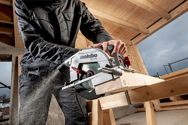 Die neue Handkreissäge KS 66 FS von Metabo hat einen lenkbaren Späneauswurf.