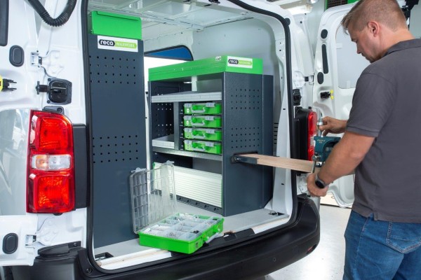 Ausgestellt ist ein Peugeot Boxer, der auf die Bedürfnisse des SHK-Handwerks zugeschnitten ist. Dieser präsentiert die vielfältigen Ausbaumöglichkeiten, die die Fahrzeugeinrichtung von Reca Maxmobil individuell gestaltbar machen.