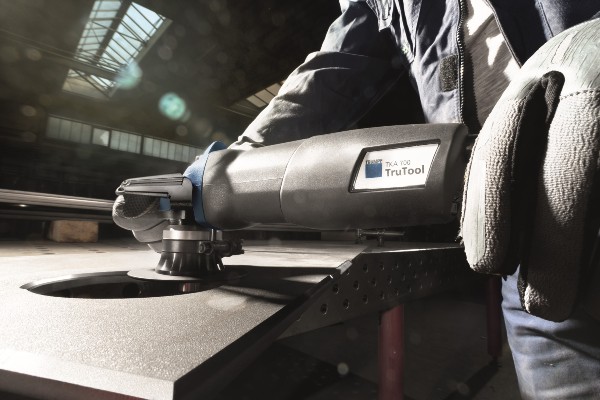 Die Kantenfräse TruTool TKA 700, bereitet Kanten für anschließende Beschichtungen oder Lackierungen vor.