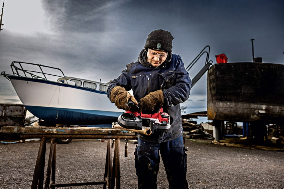 Besonders bei Edelstahlarbeiten erleichtert die Drehzahlregelung die Arbeit und reduziert den Sägeband-Verschleiß.