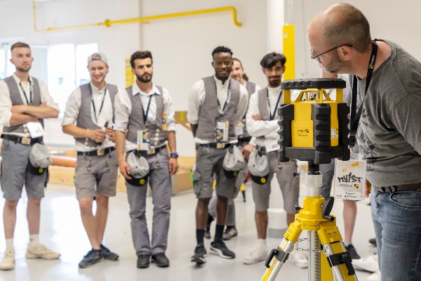 Auszubildende erhalten einen Einblick in die Produktwelt von Stabila im firmeneigenen Schulungszentrum Campus