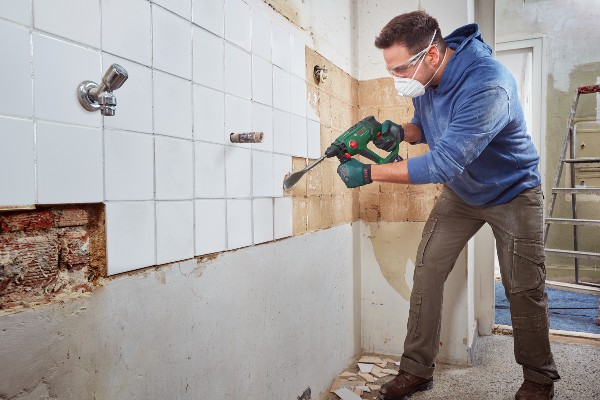 Mit dem Akku-Bohrhammer von Bosch für Heimwerker können Anwender Hammerbohren, Meißeln, Bohren und Schrauben.