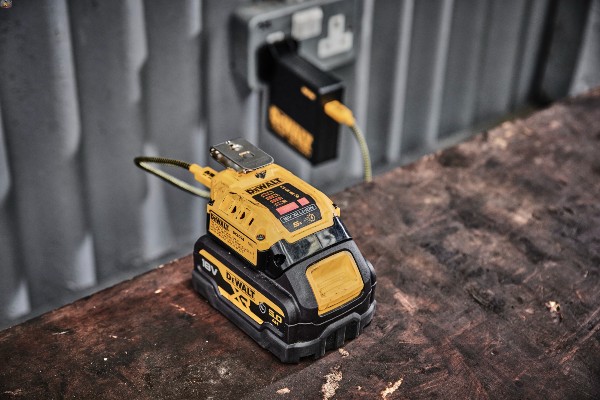 Das Kombi-Ladegerät von Dewalt bringt nicht nur Werkzeug-Akkus wieder auf volle Leistung, sondern dient auch als Powerbank. 