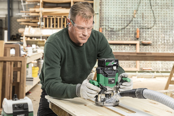 Das ergonomische Design garantiert der Akku-Oberfräse M3612DA eine optimale und genaue Führung.