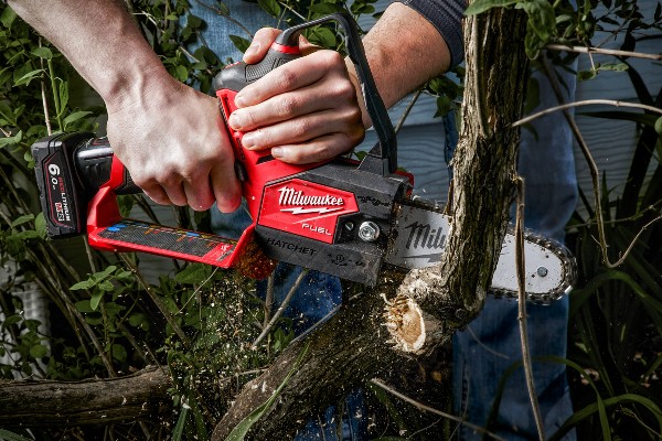 Mit zwei Handgriffen lässt sich die nur 2,3 kg leichte Akku-Säge perfekt führen