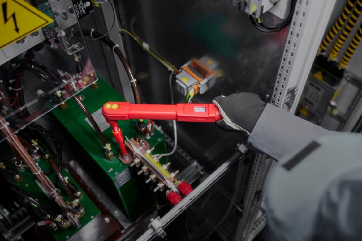 Arbeiten unter Hochspannung: Das MANOSKOP 730 VDE ist in zwei Baulängen mit unterschiedlichen Drehmomentbereichen verfügbar und Teil eines umfangreichen VDE-Sortimentes von Stahlwille mit mehr als 130 geprüften VDE-Produkten.