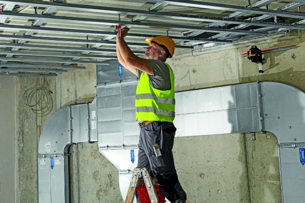 Als Messwerkzeuge für den Innenbereich dienen die akkubetriebenen Multilinien-Laser von Stabila.
