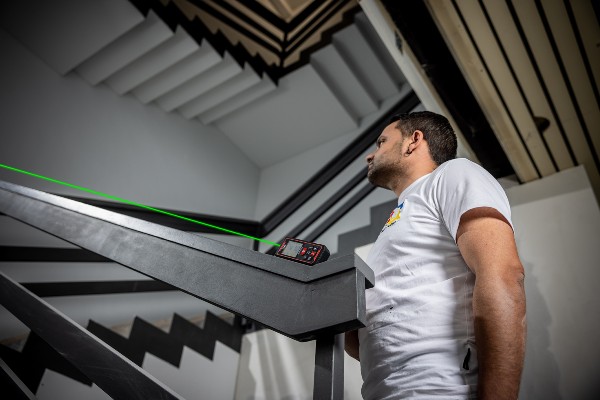 Praktischer Begleiter für Messaufgaben: Laser-Distanzmesser ADM 70 G und ADM 100 G von FLEX messen und berechnen Längen, Flächen, Volumen und Winkel.
