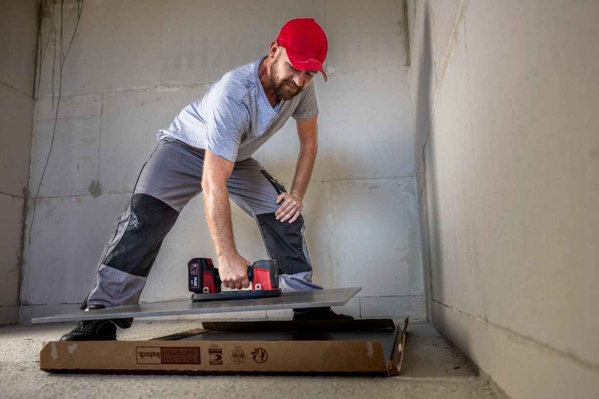 Schwere Boden- oder Wandplatten aus Keramik oder Schiefer sind mit dem Akku-Vakuumheber einfach anzuheben und am Einsatzort zu platzieren.