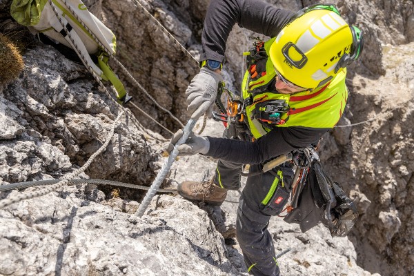 Der Klettersteig Piz da Peres liegt zwischen 2.277 m und 2.439 m über dem Meeresspiegel. Bei der Befestigung der Drahtseile und Trittstufen in den extremen Höhen setzten die Experten von KronSafety auf fischer Produkte.