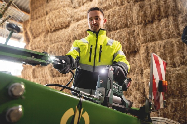 Für die Wartung landwirtschaftlicher Nutzfahrzeuge hat Metabo eine Akku-Fettpresse im Programm.