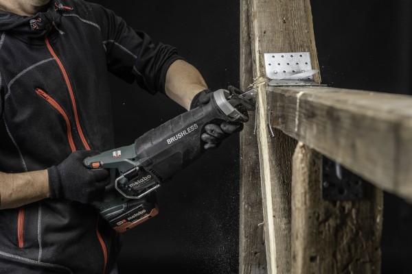 Die Akku-Säbelsäge sägt auch gemischte Materialien und ist so ideal für harte Abbrucharbeiten.