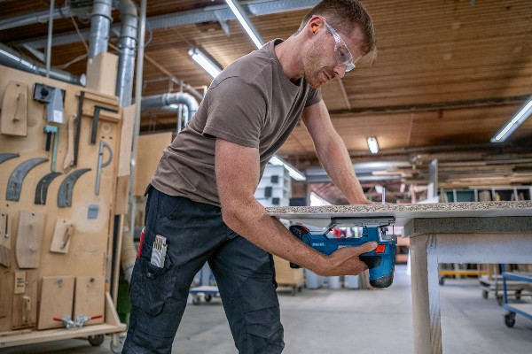 Für Anwendungen auf der Baustelle und in der Werkstatt, hat Bosch zwei Akku-Stichsägen im Programm die zum Professional 18V System gehören.