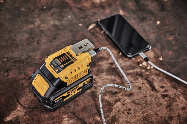 Über den USB-A-Ausgang am Ladegerät können Verwender z.B. ihre Smartphones aufladen.