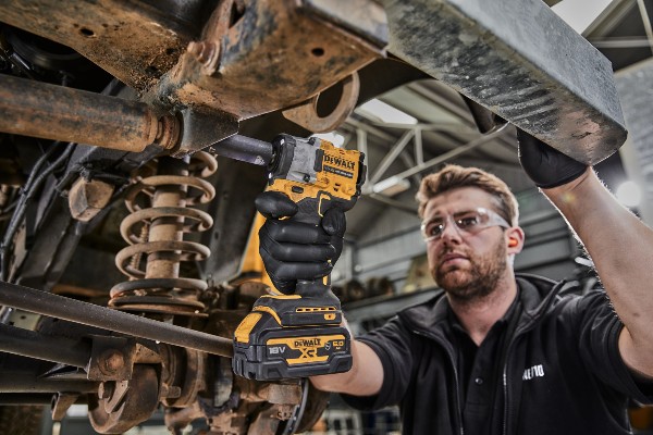 Die neuen 2-Stufen Akku-Schlagschrauber von Dewalt ermöglichen aufgrund ihrer kompakten Bauweise optimale Manövrierbarkeit in engen Bereichen. Dennoch erzielen sie ein sehr hohes Anzugsmoment von über 400 Nm und Lösemoment von mehr als 600 Nm.