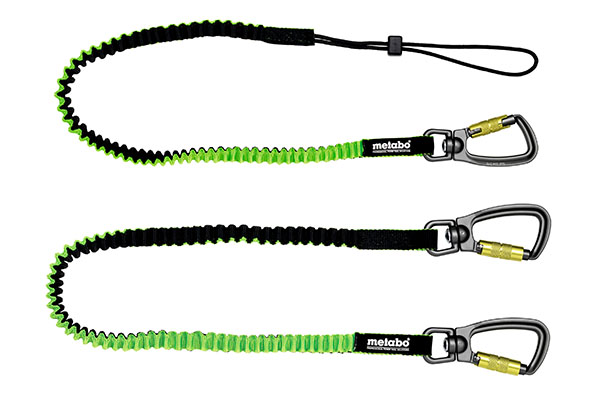 Die neuen Werkzeug-Sicherungsgurte von Metabo, wahlweise mit Karabiner und Schlaufe oder in der Variante mit „Quick Connect“ mit Karabinern an beiden Enden.