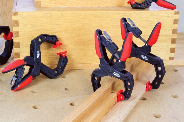 Die BESSEY Ratschenzwinge bietet bis zu 25 kg Spannkraft. Die Handhabung der XCR gestaltet sich mit ihrem 2-Komponenten-Kunststoffgriff angenehm und komfortabel.