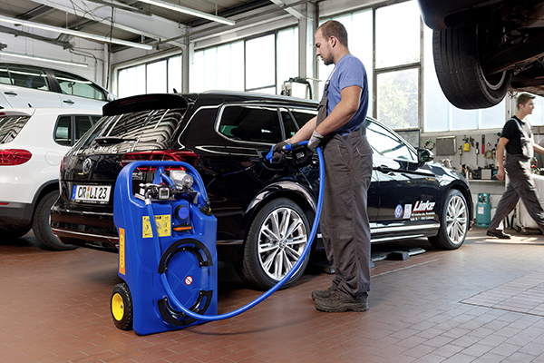 In der Werkstatt mobil AdBlue tanken – kein Problem mehr dank CEMO Akku-Trolley.