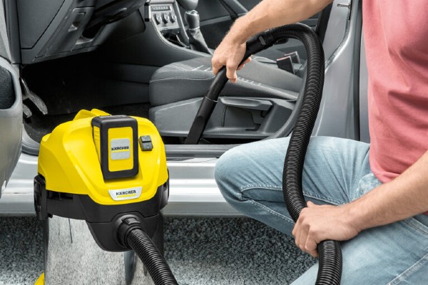Es empfiehlt sich, das Auto auch innen regelmäßig gründlich zu reinigen. Dabei entfernt man nicht nur Dreck, Keime und Bakterien, sondern steigert auch den Wiederverkaufswert.