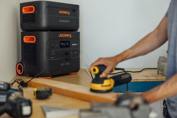 Bei Stromausfall oder arbeiten bei der keine Stromquelle zur Verfügung steht, eignet sich die tragbare Powerstation Jackery 2000 Plus.