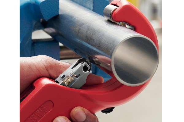 Der KNIPEX TubiX® XL Rohrabschneider