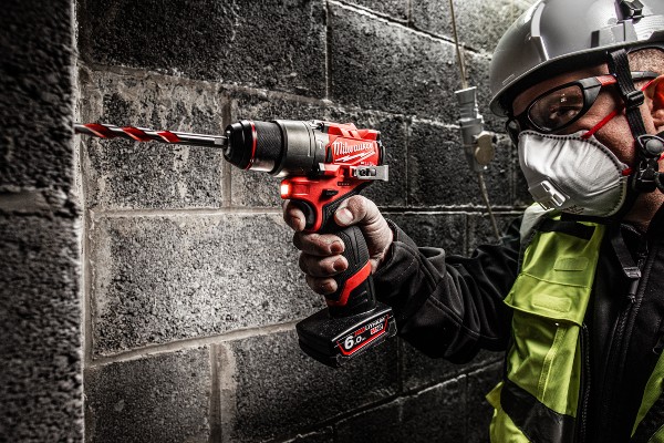 Mit 12 Volt und hoher Schlagzahl in die Wand – der neue bürstenlose Motor und das weiterentwickelte elektronische Leistungsmanagement des Akku-Schlagbohrschraubers M12 FPD2 ermöglichen einen schnellen Arbeitsfortschritt.