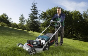 Bosch Rasenmäher mit Akku im Einsatz