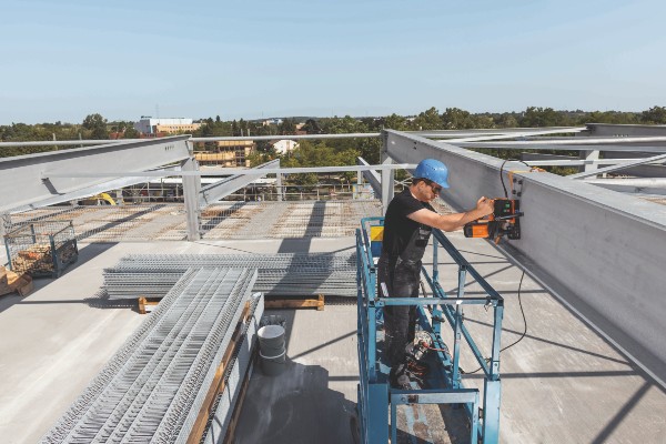 1-Gang-MagnetKernbohrmaschine FEIN KBE 32 mit ihrem kraftvollen 1.200-Watt-Hochleistungsmotor