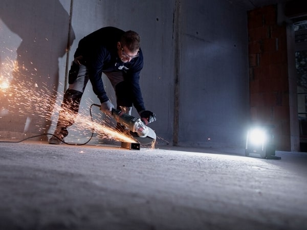 Der Arbeitsstrahler 6050 von Brennenstuhl bietet 6200 Lumen